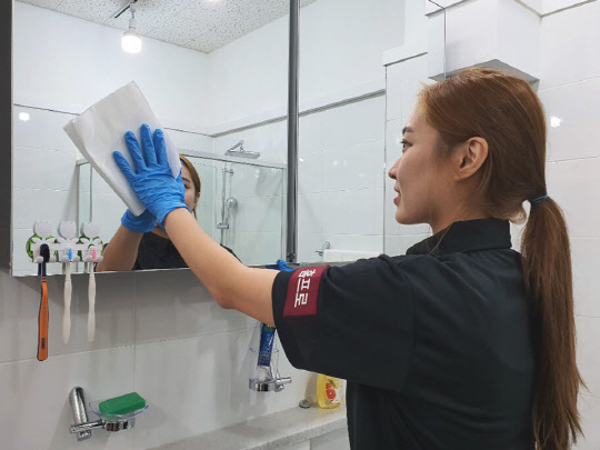 호텔리브 아카데미에서 표준화된 청소 서비스 교육을 받은 '홈프로'가 욕실을 청소하고 있다. <아웃벤처 제공>